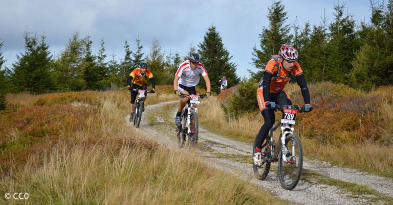 Un petit groupe de chasseurs locaux fait annuler une course de VTT internationale