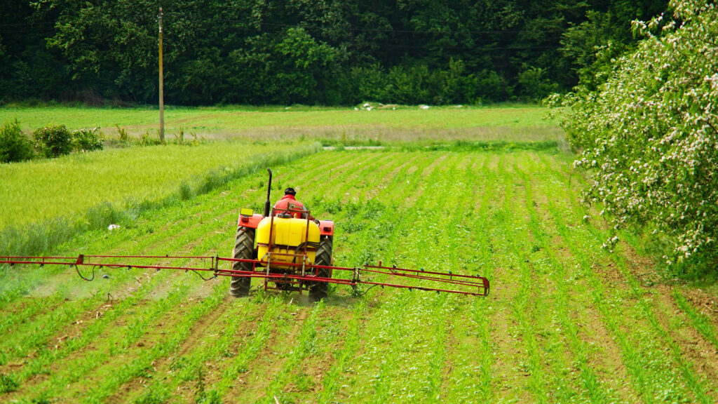 Ecophyto 2030 : des associations contestent la légalité du plan devant le Conseil d’Etat