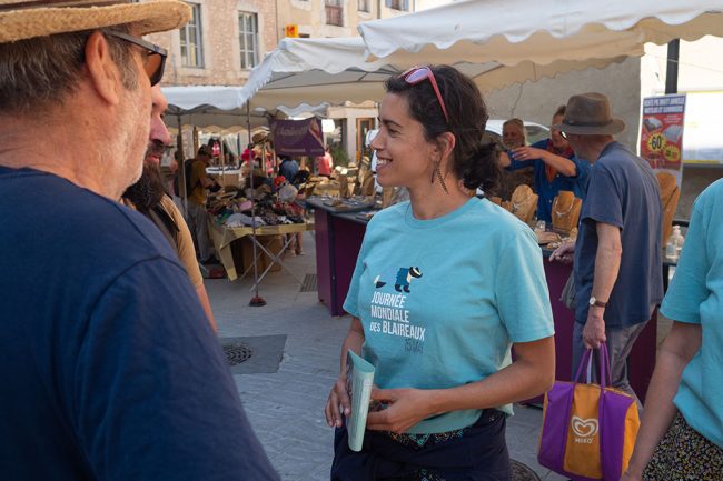 Echange entre Naïana et des visiteurs.